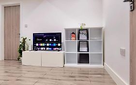 Brand New Flat Close To Turnpike Lane Tube Station